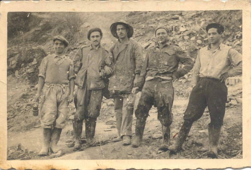  
GULLI\' Antonio (1923), secondo da sx, teneva questa foto tanto cara, con i suoi amici e compagni di lavoro, in una delle tante gallerie.